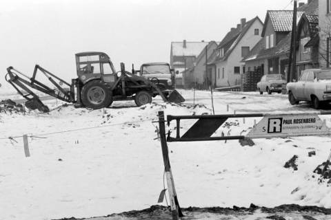 ARH Slg. Weber 02-102/0007, Eine Baustelle an der Vorwerkstraße / Parkplatz am Friedhof im Schnee, Gehrden, zwischen 1970/1980