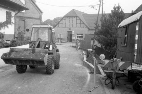 ARH Slg. Weber 02-103/0009, Bauarbeiten neben einer Straße, zwischen 1980/1990
