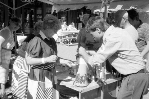 ARH Slg. Weber 02-103/0018, Ein Mitglied des DRK beim Ausschenken von Kaffee am Info- und Kaffeestand des DRK während des Radrennens am Steintor, Gehrden, zwischen 1980/1990