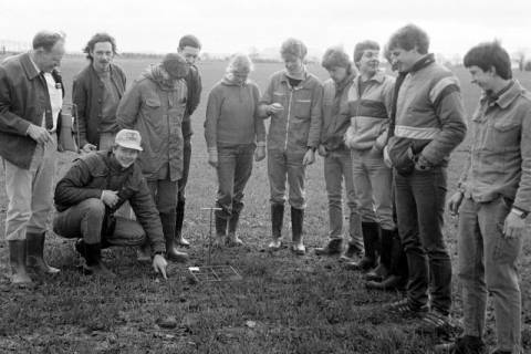 ARH Slg. Weber 02-104/0001, Eine Personengruppe auf einem Feld, zwischen 1980/1990