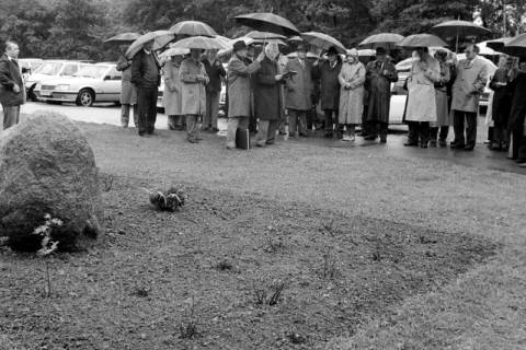 ARH Slg. Weber 02-104/0002, Einweihung des Gedenksteines für Flüchtlinge und Vertriebene an der Sporthalle Lange Feldstraße, Gehrden, 1986