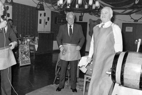 ARH Slg. Weber 02-104/0015, Traditioneller Bockbieranstich im Schützenhaus mit v.l. Gastwirt Günter Langner, Vorsitzender der "Schützengesellschaft Ottomar von Reden" Erich Krack und Bürgermeister Helmut Oberheide, Gehrden, zwischen 1980/1990