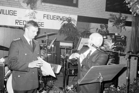 ARH Slg. Weber 02-104/0018, V.l. Ortsbrandmeister Heinz Dubenkropp und Bürgermeister Helmut Oberheide bei der 50-jährigen Jubiläumsfeier der Freiwilligen Feuerwehr Redderse, 1984