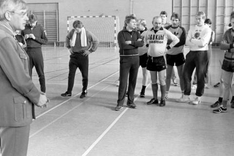 ARH Slg. Weber 02-105/0001, Fußballspieler in einer Sporthalle mit Hans-Martin Ulrich (links) von der Ortsgruppe Gehrden der Johanniter-Unfall-Hilfe, zwischen 1980/1990