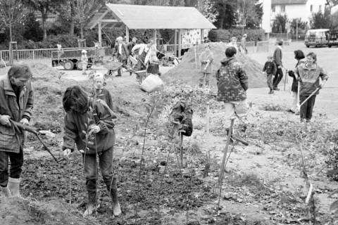 ARH Slg. Weber 02-105/0016, Eltern und Kinder bei einer Pflanzaktion auf dem Schulhof der Grundschule Am Castrum, Gehrden, zwischen 1980/1990