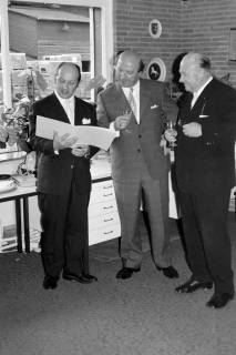 ARH Slg. Weber 02-105/0017, Gehrdens Bürgermeister Gerhard Oberkönig (Mitte) mit zwei weiteren Männern in einem Büro, zwischen 1970/1980