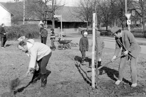ARH Slg. Weber 02-106/0008, Ortsbürgermeister Karl-Heinz Hohmann (rechts) und weitere Männer bei einer Baumpflanzung in der Dorfmitte von Redderse, zwischen 1980/1990