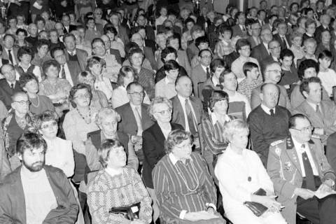 ARH Slg. Weber 02-107/0015, Zuschauer beim Auftritt des Musikkorps der Schützengesellschaft Ottomar-von-Reden auf einer Weihnachtsfeier, zwischen 1980/1990