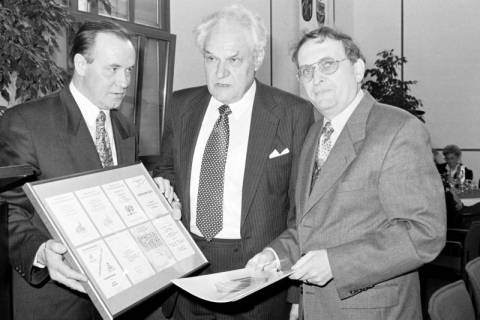 ARH Slg. Weber 02-107/0020, V.l. Stadtdirektor Hans Bildhauer, Bauamtsleiter Hermann Nasemann und Bürgermeister Heinrich Berkefeld mit eingerahmten Ehrenurkunden bei der Verabschiedung von Nasemann in den Ruhestand, Gehrden, 1996