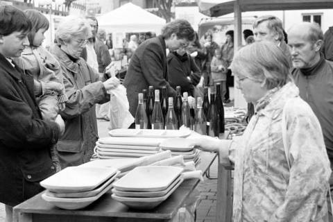 ARH Slg. Weber 02-108/0001, Personen an einem Verkaufsstand auf einem Markt?, zwischen 1980/1990