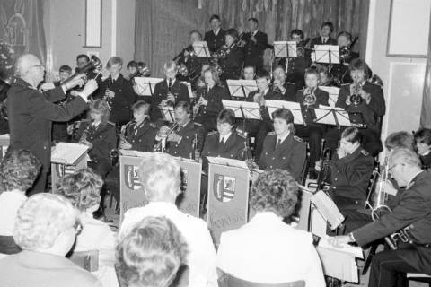 ARH Slg. Weber 02-108/0003, Auftritt des Musikcorps der Feuerwehr Leveste mit dem Dirigenten Ewald Hache im Gasthaus Behnsen, Leveste, zwischen 1980/1990