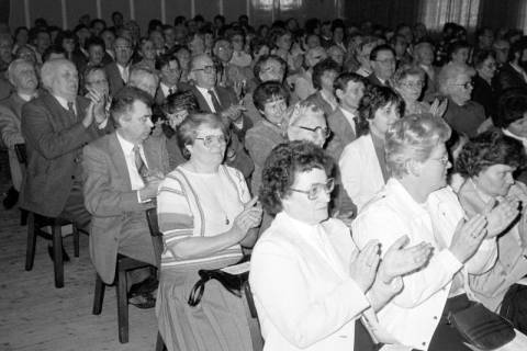 ARH Slg. Weber 02-108/0004, Publikum beim Auftritt des Musikcorps der Feuerwehr Leveste mit dem Dirigenten Ewald Hache im Gasthaus Behnsen, Leveste, zwischen 1980/1990