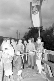 ARH Slg. Weber 02-108/0012, Einweihung der Holzbrücke vom Technischen Hilfswerk Ortsverband Ronnenberg über die Haferriede auf dem Verbindungsweg Gehrden - Ditterke, zwischen 1990/2000
