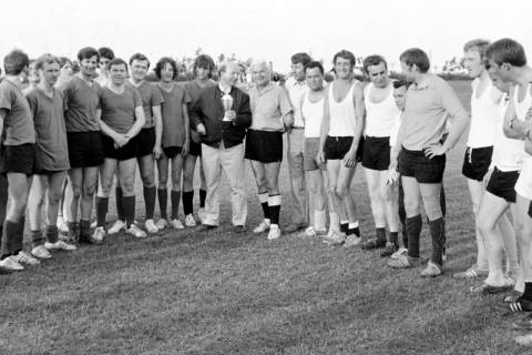ARH Slg. Weber 02-108/0013, Zwei Fußballmannschaften mit Bürgermeister Gerhard Oberkönig (Mitte) zur Übergabe des Pokals, rechts daneben der Erste Vorsitzende des SV Gehrden Hermann Unselt, Gehrden, zwischen 1965/1970