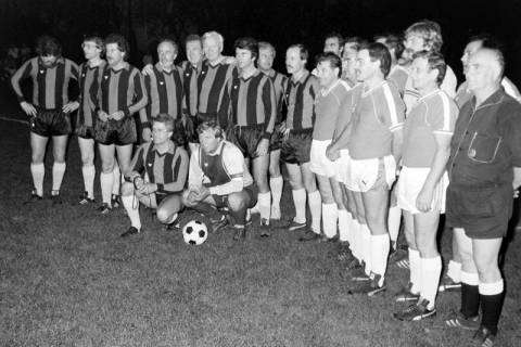 ARH Slg. Weber 02-109/0003, Gruppenfoto mit der Prominenten-Fußballmannschaft des Niedersächsischen Landtages in gestreiften Trikots und der Mannschaft des TV Jahn Leveste auf dem Sportplatz Leveste, zwischen 1980/1990
