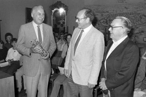 ARH Slg. Weber 02-109/0010, Versammlung des Burgbergchors Gehrden mit v.l. dem Vorsitzenden Georg Hische, dem zweiten Vorsitzenden Kurt Begemann und N.N. im Ratskeller, Gehrden, zwischen 1980/1990