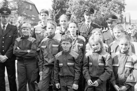 ARH Slg. Weber 02-109/0013, Gruppenfoto der Jugendfeuerwehr Lemmie mit Jugendfeuerwehrwart Frank Gottschalt (hinten Mitte) und rechts daneben Ortsbrandmeister Johann Rottenbücher , zwischen 1980/1990