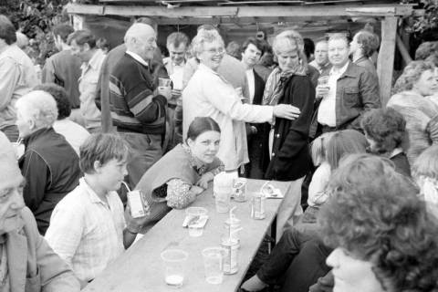 ARH Slg. Weber 02-109/0016, Personen auf einem Dorffest in Leveste, zwischen 1980/1990
