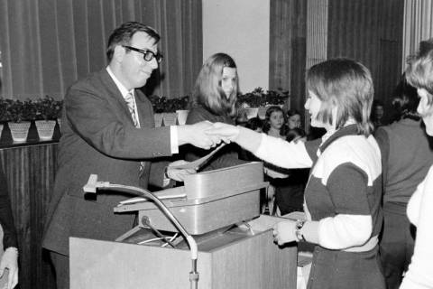 ARH Slg. Weber 02-110/0005, Georg Rempel überreicht einer jungen Frau eine Urkunde bei einer Schulentlassungsfeier , zwischen 1980/1990