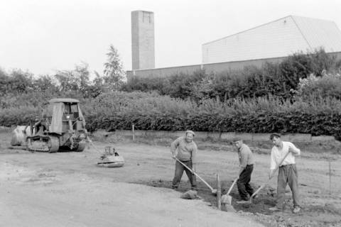 ARH Slg. Weber 02-111/0004, Bau der Lange Feldstraße, im Hintergrund das Hallenbad, Gehrden, zwischen 1970/1980
