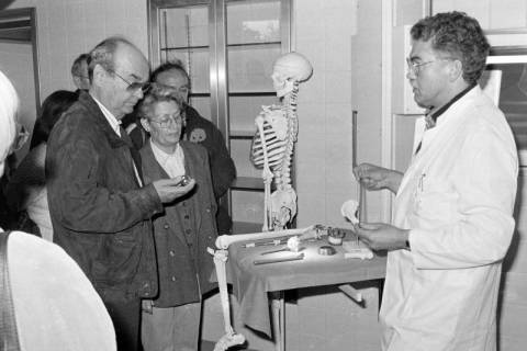 ARH Slg. Weber 02-111/0009, Dr. Alexander Weiß erläutert einer Personengruppe (u. a. Georg Weber sen. und Rosemarie Weber) eine Untersuchung beim Tag der offenen Tür im Robert-Koch-Krankenhaus, Gehrden, nach 1986