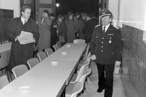 ARH Slg. Weber 02-111/0013, Einweihung des Feuerwehrhauses mit v.l. Stadtdirektor Hans Bildhauer und Kreisbrandmeister August Heine, Everloh , zwischen 1980/1990