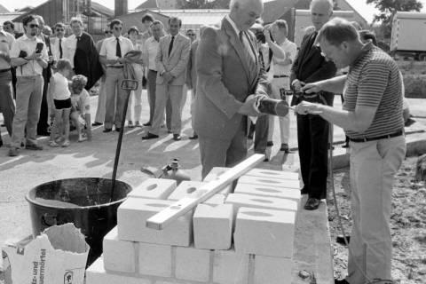 ARH Slg. Weber 02-111/0015, Gehrdens Bürgermeister Helmut Oberheide mit weiteren Personen bei einer Grundsteinlegung?, zwischen 1980/1990