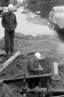 ARH Slg. Weber 02-111/0016, Arbeiter an Rohren unter einer Straße, zwischen 1980/1990