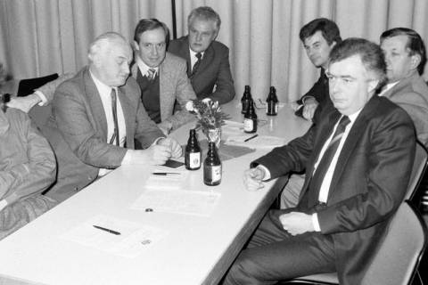 ARH Slg. Weber 02-111/0017, V.l. Bürgermeister Helmut Oberheide, Stadtdirektor Hans Bildhauer, Bauamtsleiter Hermann Nasemann, Stadtkämmerer Karl Ricke, FDP-Ratsmitglied Ernst Mittendorf und CDU-Ratsmitglied Helmut Ammertmann an einem Tisch bei einer Veranstaltung, zwischen 1980/1990