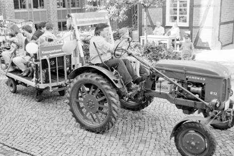 ARH Slg. Weber 02-112/0007, "Treckerzug-Rundfahrt" mit Ralf Barthel am Lenkrad beim Stadtfest in der Kirchstraße, Gehrden, zwischen 1992/1997