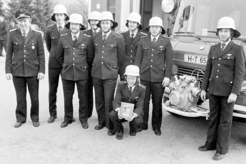 ARH Slg. Weber 02-112/0011, V.l. Ortsbrandmeister Siebert, Roland Bock, Klaus Wedemeyer, Peter Fust, N.N., Oliver Schröder, Volker Hase, Klaus Stötefeld und vorn Michael Hunger beim Stadtwettkampf der Feuerwehr Gehrden, 1983