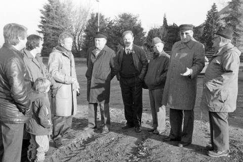 ARH Slg. Weber 02-113/0001, V.l. N.N., Peter Blumendorf (SPD Gehrden), Peter Beck (SPD Redderse), Herbert Clausing (SPD Lenthe), Rolf-Peter Hübner (SPD Leveste), N.N., Horst Lanka (SPD Lemmie) und N.N. bei einem Ortstermin mit Ratsmitgliedern und Anliegern, zwischen 1980/1990