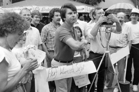 ARH Slg. Weber 02-113/0005, CDU-Landtagsabgeordneter Willi Lindhorst wirft einen Schwamm an einem Stand auf dem Dorffest "Auf dem Thie", Leveste, zwischen 1980/1990