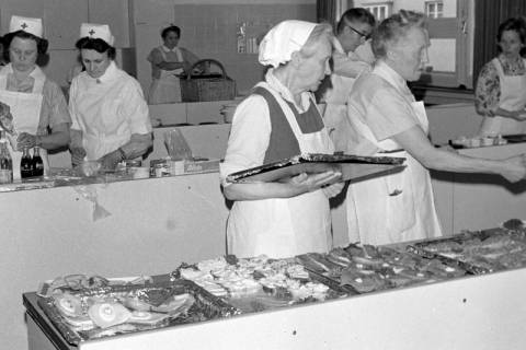 ARH Slg. Weber 02-114/0004, Mitglieder des DRK Gehrden bei der Zubereitung und Ausgabe von Häppchen zur Blutspendeaktion in der Küche zur Festhalle/Grundschule Am Castrum, Gehrden, zwischen 1980/1990