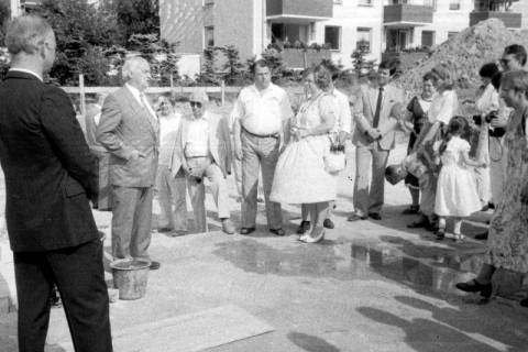 ARH Slg. Weber 02-115/0001, Gehrdens Bürgermeister Helmut Oberheide hält eine Rede bei einer Grundsteinlegung?, zwischen 1980/1990