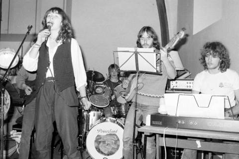 ARH Slg. Weber 02-115/0008, Auftritt einer Band in einer Kirche, zwischen 1980/1990