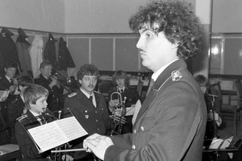 ARH Slg. Weber 02-116/0004, Dirigent der Feuerwehrmusikkapelle der Ortsfeuerwehr Leveste im Saal vom Gasthaus Behnsen, Leveste, zwischen 1980/1990