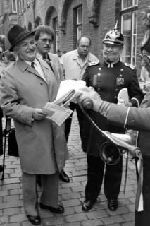 ARH Slg. Weber 02-117/0004, V.l. Gehrdens Bürgermeister Helmut Oberheide und Kulturamtsleiter Wilfried Filipiak bei einer historischen Stadtführung durch Lübeck, zwischen 1980/1990