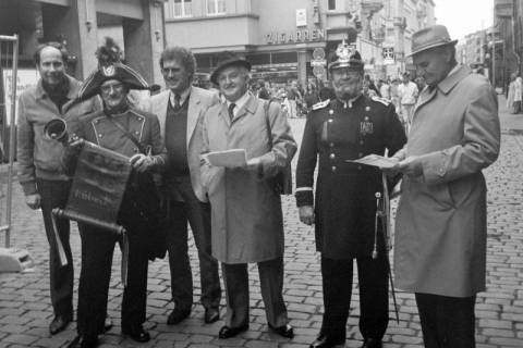 ARH Slg. Weber 02-117/0005, V.l. Gehrdens stellv. Stadtdirektor Peter Schnabel, N.N., Kulturamtsleiter Wilfried Filipiak, Bürgermeister Helmut Oberheide, N.N. und Vorsitzender des Gesangvereins "Harmonie" Friedrich Kirchhoff bei einer historischen Stadtführung durch Lübeck, zwischen 1980/1990
