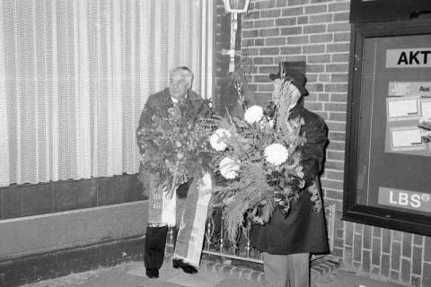 ARH Slg. Weber 02-117/0006, V.l. Erwin Franz von der jüdischen Gemeinde und Bürgermeister Helmut Oberheide legen Kränze vor der Gedenktafel für die ehemalige Synagoge ab, Gehrden, zwischen 1980/1990