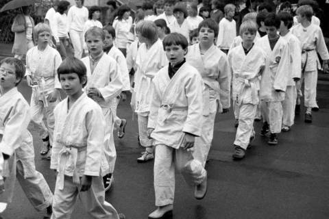 ARH Slg. Weber 02-117/0015, Junge Mitglieder eines Judovereins bei einem Festumzug in der Lange Feldstraße / Ecke Gärtnereiweg, Alt-Gehrden, zwischen 1980/1990