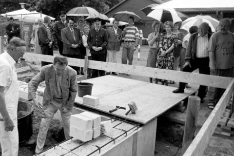 ARH Slg. Weber 02-119/0005, Gehrdens Bürgermeister Heinrich Berkefeld bei einer Grundsteinlegung für den Neubau des Jugendpavillons an der Lange Feldstraße zwischen Oberschule und Sporthalle, Fertigstellung etwa 1997, Gehrden, zwischen 1990/2000