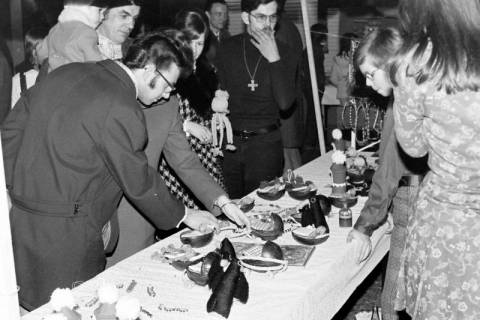 ARH Slg. Weber 02-120/0013, Personen an einem Stand auf einem Basar für Handgefertigtes, zwischen 1980/1990