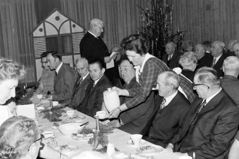 ARH Slg. Weber 02-120/0017, Ortsbürgermeister Friedrich Meier (stehend) bei einer Weihnachtsfeier für die Senioren in Northen, zwischen 1980/1990