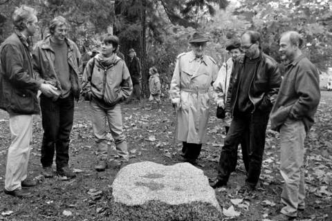 ARH Slg. Weber 02-122/0002, Eine Personengruppe um einen Stein herum, zwischen 1980/1990
