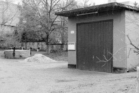 ARH Slg. Weber 02-123/0006, Garage der Feuerwehr neben dem Dorfbrunnen in der Ortsmitte von Everloh, zwischen 1980/1990