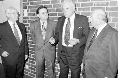 ARH Slg. Weber 02-123/0014, V.l. ehem. Bürgermeister Helmut Oberheide, Bürgermeister Heinrich Berkefeld, Bauamtsleiter Hermann Nasemann und ehem. Bürgermeister Gerhard Oberkönig bei der Verabschiedung von Nasemann in den Ruhestand, Gehrden, 1996