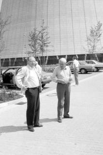 ARH Slg. Weber 02-124/0005, V.l. Hans-Wilhelm Holte und N.N. als Teil einer Besuchergruppe aus Gehrden bei der Besichtigung des Atomkraftwerks in Grohnde, zwischen 1980/1990