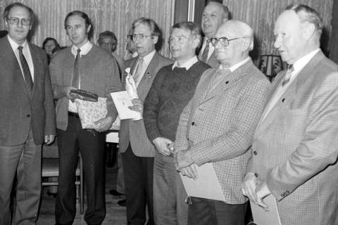 ARH Slg. Weber 02-124/0018, V.l. zweiter Vorsitzender Kurt Begemann, Chorleiter Wolfgang Behrens, N.N., Hardy Kreusel, erster Vorsitzender Georg Hische, Fritz Fröhlich und Heinrich Garbe bei der Verleihung von Ehrenurkunden bei der Jahreshauptversammlung des Burgbergchors Gehrden, zwischen 1980/1990