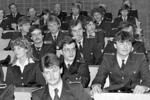 ARH Slg. Weber 02-125/0001, Grundlehrgang für Feuerwehrmann-Anwärter aus Gehrden und Wennigsen in einem Vorlesungssaal zur theoretischen Ausbildung, 1985